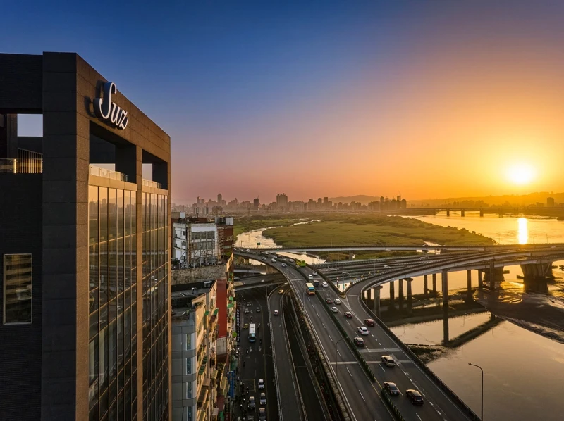 「台北宿之酒店・臻品之選」距離捷運西門站步行僅五分鐘。 「台北宿之酒店・臻品之選」距離捷運西門站步行僅五分鐘。