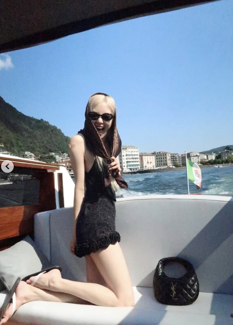 Rosé近日於義大利度假時，這顆全新的Icarino包款出鏡率極高。