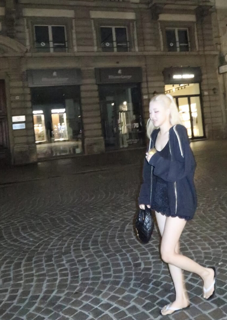 Rosé近日忙著世巡，在休息片刻可以看見他就是拿著這顆最新的Icarino黑色包款。