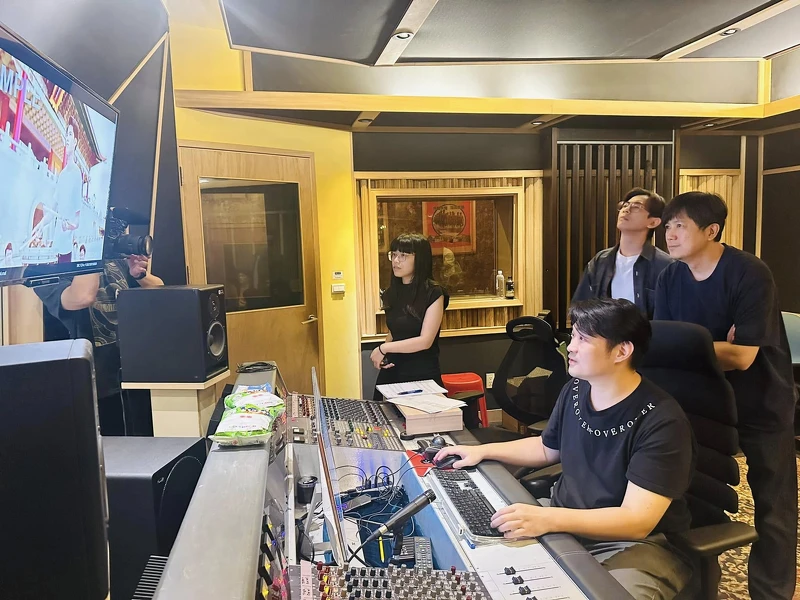 《進行曲》由金獎作曲家侯志堅擔任配樂。 《進行曲》由金獎作曲家侯志堅擔任配樂。