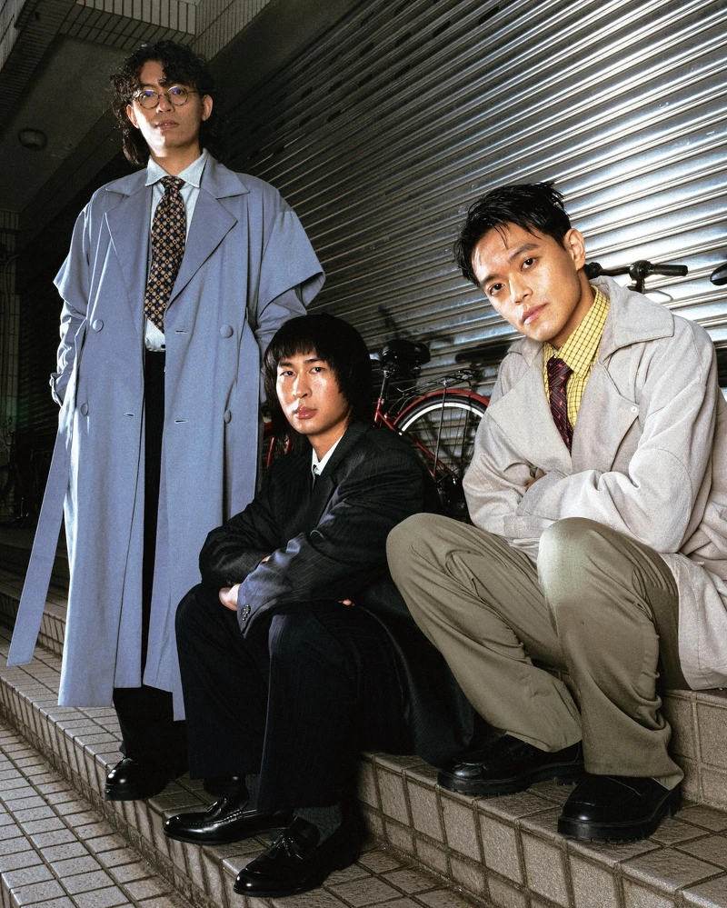 曾奪下金曲獎「最佳演唱組合」的椅子樂團，由主唱兼吉他手詠靖、主唱兼吉他手仲穎，以及貝斯手伯元組成，以浪漫細膩的雙主唱特色聞名，海內外演出幾乎場場完售。