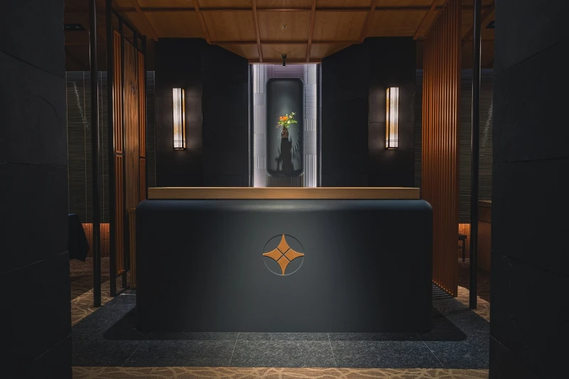 製作壽司的吧台,設於用餐空間中心位置。 製作壽司的吧台,設於用餐空間中心位置。