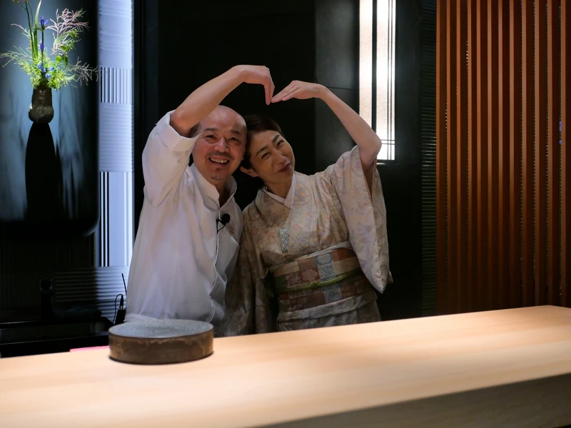 主廚與夫人十分活潑開朗。 主廚與夫人十分活潑開朗。