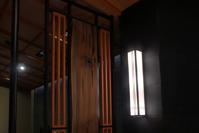 吧檯旁的「杉木」,有著主廚對「家鄉」與「家」的執念。 吧檯旁的「杉木」,有著主廚對「家鄉」與「家」的執念。