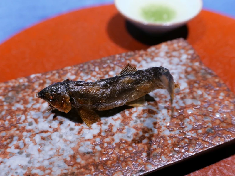 一尾香魚卻能品嚐到烤、炸與一夜干的不同層次。 一尾香魚卻能品嚐到烤、炸與一夜干的不同層次。