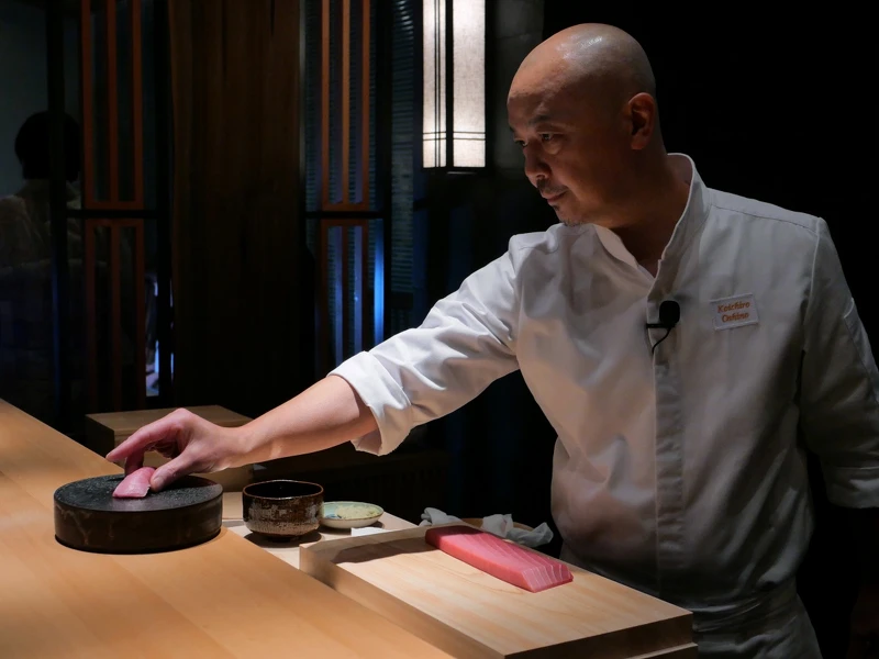 改為座位式服務,對他來說最大的挑戰是壽司的品質,尤其是「醋飯」。 改為座位式服務,對他來說最大的挑戰是壽司的品質,尤其是「醋飯」。