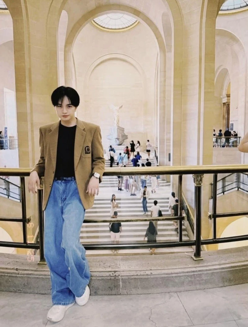 中島健人身上穿的西裝外套,是他父親30年前最愛的衣服。 中島健人身上穿的西裝外套,是他父親30年前最愛的衣服。