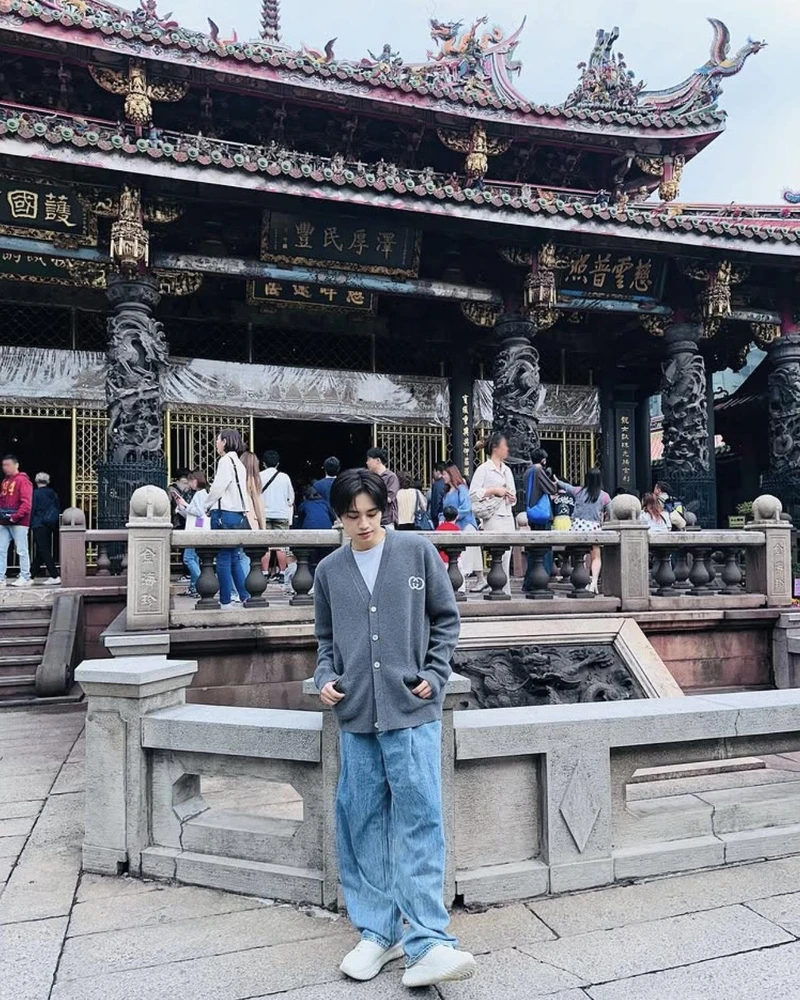 今年來台旅遊時,中島健人曾到龍山寺拜拜,求到一支上上籤。 今年來台旅遊時,中島健人曾到龍山寺拜拜,求到一支上上籤。