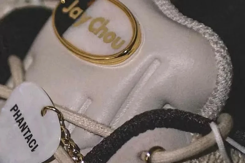 Nike Air Max 95 x PHANTACI 聯名款細節，鞋舌上有 'Jay Chou' 金框飾牌