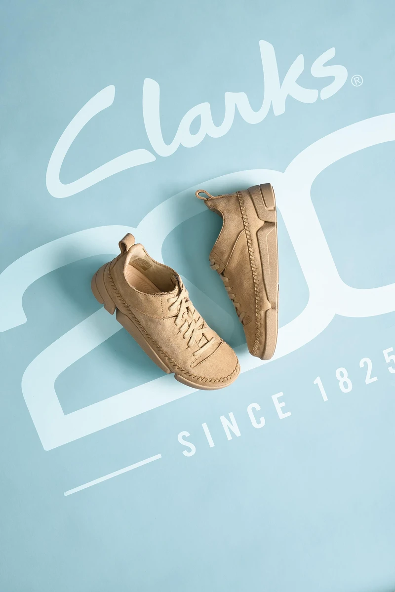 模特兒穿著 Clarks 沙漠健行鞋,展現街頭時尚風格 模特兒穿著 Clarks 沙漠健行鞋,展現街頭時尚風格