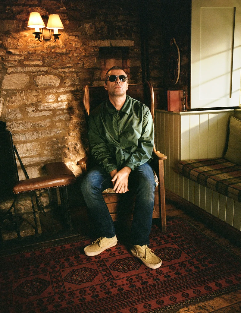 英國搖滾樂團Oasis主唱Liam Gallagher即將於今年與Clarks推出第二次聯名合作，他過去整個90年代都穿Clarks。