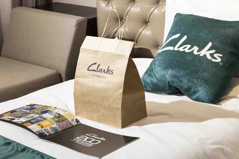 Clarks 主題房床鋪與牆面裝飾，呼應品牌經典鞋款