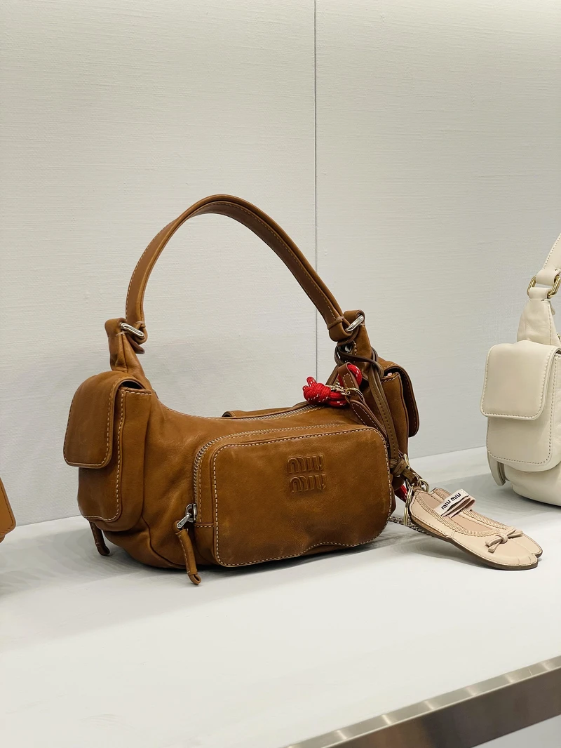 Miu Miu 2025秋冬主打 Pocket手袋,擁有多個外部口袋設計 Miu Miu 2025秋冬主打 Pocket手袋,擁有多個外部口袋設計