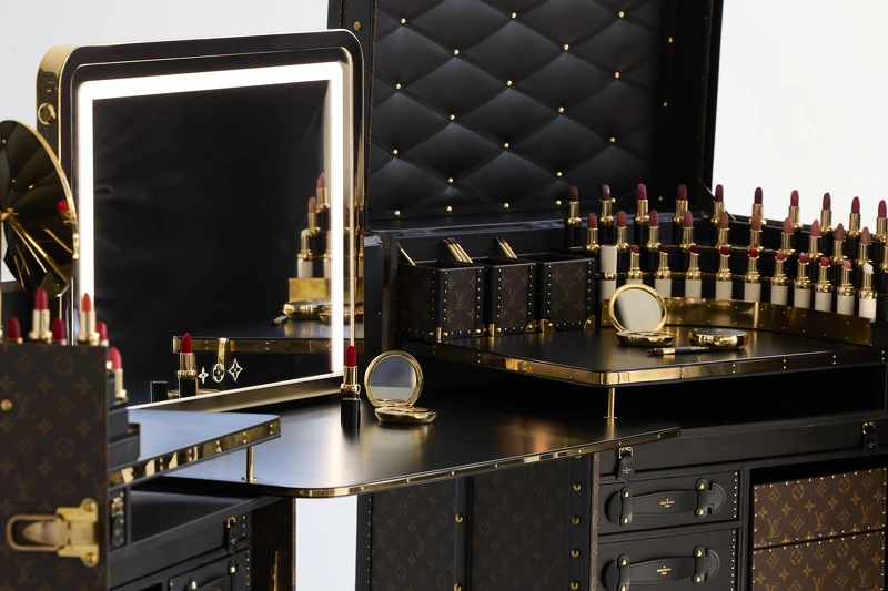 LV打造了一款非凡的化妝硬箱:一件梳妝台藝術傑作,向路易威登二十世紀初的訂製化妝箱致敬,也呼應麥格拉斯後台的專業彩妝工作站。 LV打造了一款非凡的化妝硬箱:一件梳妝台藝術傑作,向路易威登二十世紀初的訂製化妝箱致敬,也呼應麥格拉斯後台的專業彩妝工作站。