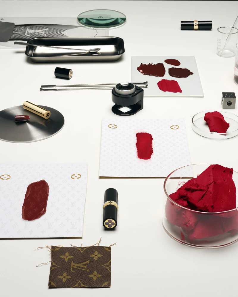 La Beauté Louis Vuitton 的靈魂是擁有 55 款色號的唇膏系列,低調呼應代表品牌的羅馬數字「LV」 La Beauté Louis Vuitton 的靈魂是擁有 55 款色號的唇膏系列,低調呼應代表品牌的羅馬數字「LV」