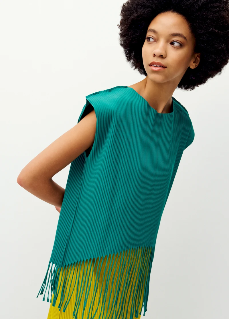 FRINGE PLEATS圓領包袖上衣。 FRINGE PLEATS圓領包袖上衣。