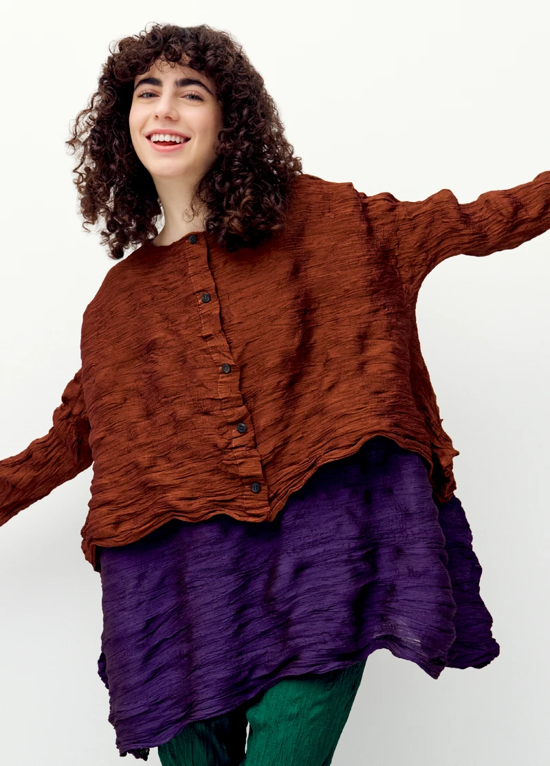 TWIST SEE-THROUGH CREPE圓領開釦外套、TWIST SEE-THROUGH CREPE圓領長版上衣。 TWIST SEE-THROUGH CREPE圓領開釦外套、TWIST SEE-THROUGH CREPE圓領長版上衣。