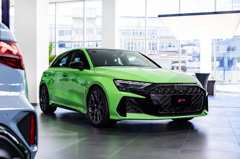 最新Audi RS 3換上黑色六邊形單體式水箱護罩與旗幟格紋 Matrix LED 頭燈組，搭配黑化套件與雙橢圓排氣尾管。Photo/Audi