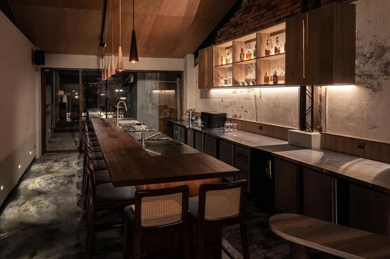 微醺巴士首站是「Alter」。 微醺巴士首站是「Alter」。