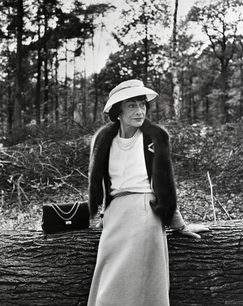 經典的香奈兒 2.55 包款,搭配金屬鍊條 經典的香奈兒 2.55 包款,搭配金屬鍊條