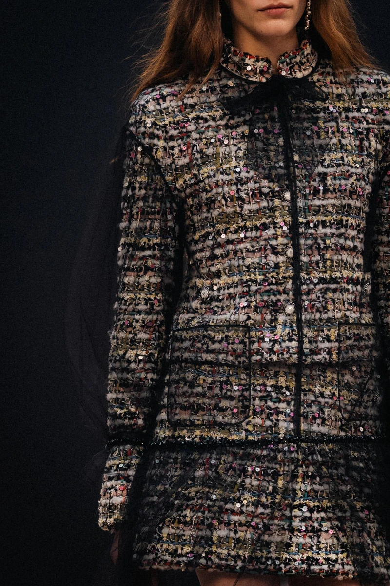 由卡爾·拉格斐重新詮釋的香奈兒小黑外套,加入亮片與羽毛等元素 由卡爾·拉格斐重新詮釋的香奈兒小黑外套,加入亮片與羽毛等元素