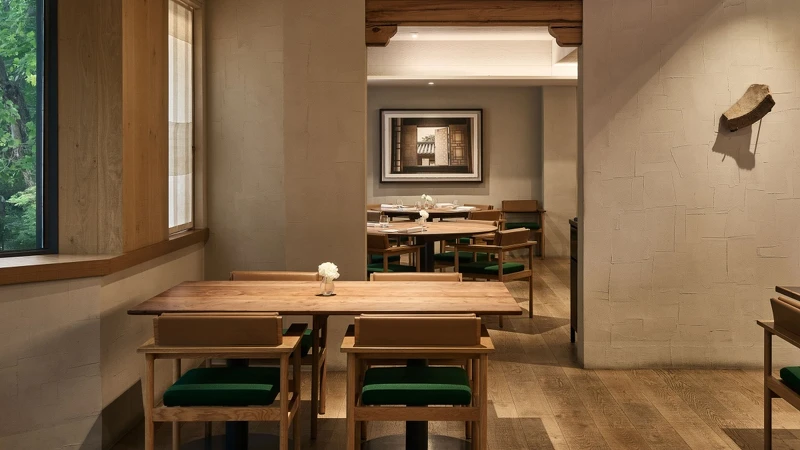 2014年，姜珉求（Mingoo Kang）主廚在首爾清潭洞創立屬於自己的Mingles餐廳，以韓國料理為根基，融入多國技法，開創獨特的當代韓食風格。