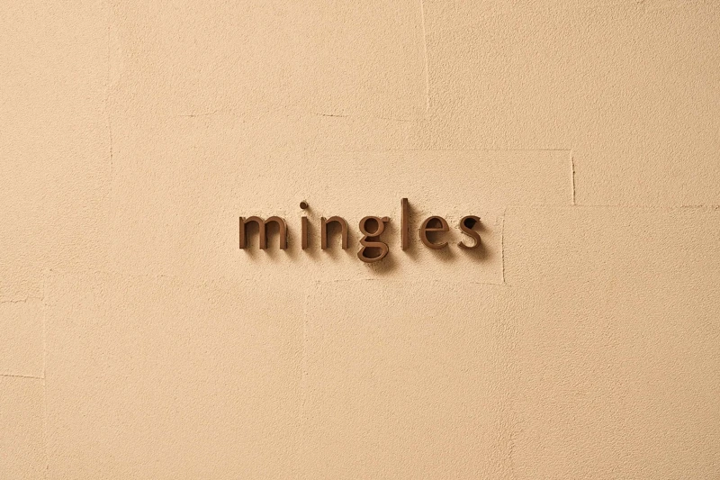 「Mingles」，其源自「mingling」一詞，有著融合之意，象徵他希望透過餐桌讓傳統與現代交會，也讓韓食與世界文化對話。