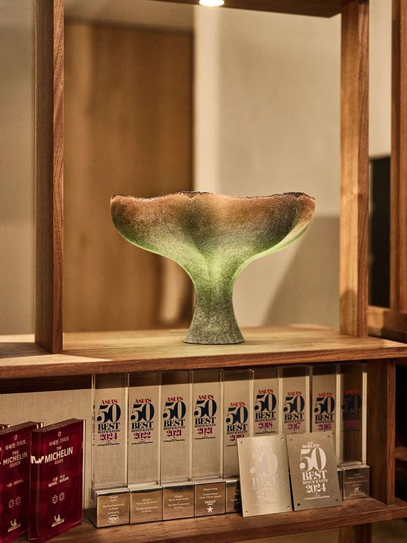 Mingles餐廳2016年起連續多年入選《亞洲 50 大最佳餐廳》，2021年名列亞洲第 10、韓國第 1。2017年起更年年獲得米其林星級肯定，2025年榮登三星寶座，成為韓國當年度唯一一間三星餐廳。