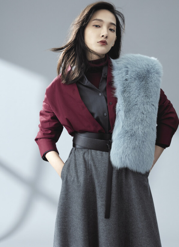 輕暖羊毛襯衫 NT7,980，高領針織衫 NT4,980，中長版A字圓裙 NT9,880，結飾皮革腰帶 NT4,980，皮草圍巾 NT19,800 / all by iCB