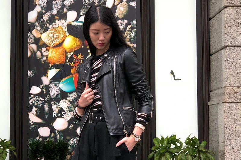 服裝：條紋針織衫、高腰束腰長褲，both by 3.1 Phillip lim。