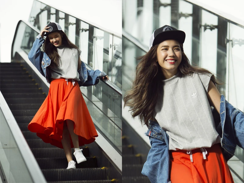 adidas Originals 灰色抽繩T-shirt，NTD $1,890 (單寧外套、裙子為編輯個人私物)