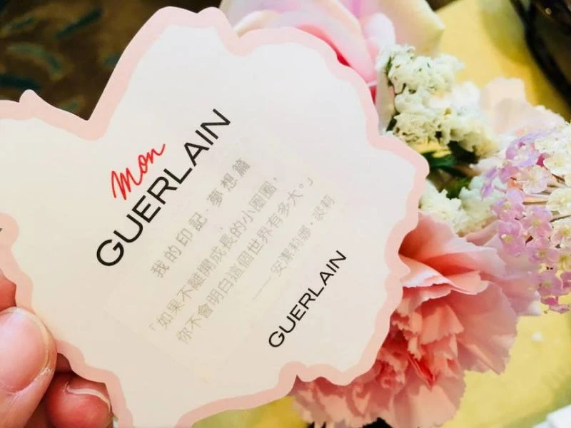 特製的牡丹花試香紙噴上香水，就會緩緩顯現安潔莉娜裘莉的午茶悄悄話。每一張試紙內容都不一樣