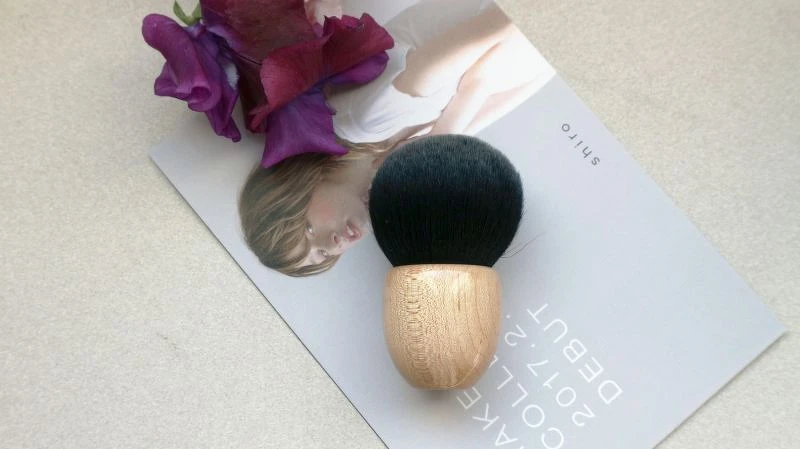 白鳳堂蘑菇刷中楓蜜粉刷，超級柔軟與奢華的山羊毛材質，輕鬆打造自然的底妝。