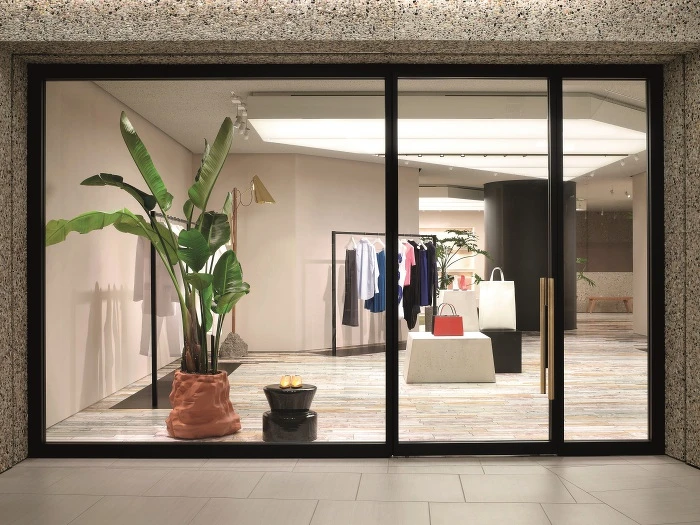 (別小看這些盆栽,全是算好高度才能被放入店內) (別小看這些盆栽,全是算好高度才能被放入店內)