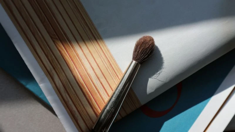 NARS的Large Dome Brush 13，可以自然的暈開眼影的圓形刷