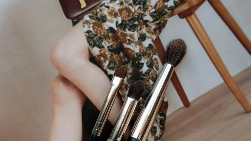 (由左至右)MAC Mini Shader Brush 228、NARS的Eye Contour Brush 14與Large Dome Brush 13
