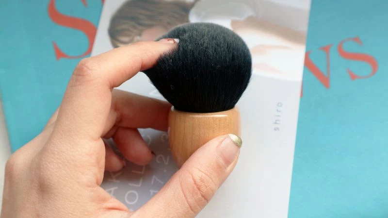 白鳳堂蘑菇刷中楓蜜粉刷，超級柔軟與奢華的山羊毛材質，輕鬆打造自然的底妝。