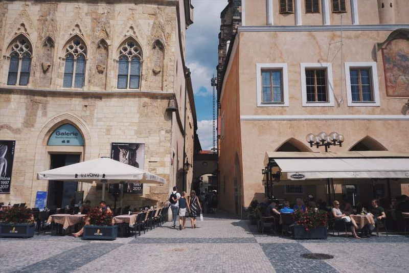 布拉格舊城廣場提恩教堂旁的巷子，為前往菠丹妮總店的路線 