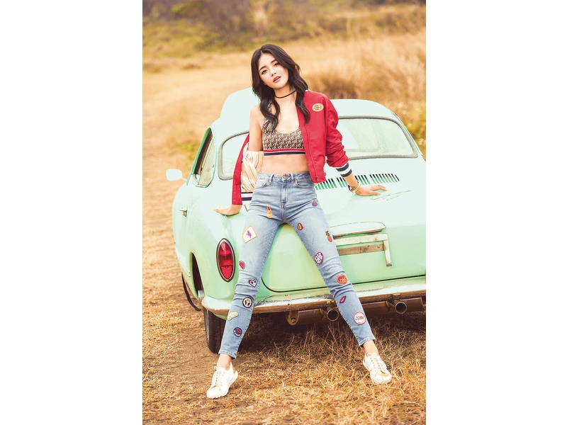 TommyXGigi 徽章貼布棒球外套、“Gigi”logo 短背心、徽章貼布牛仔褲，all by Tommy Hilfiger；100週年紀年款休閒鞋，Superga。