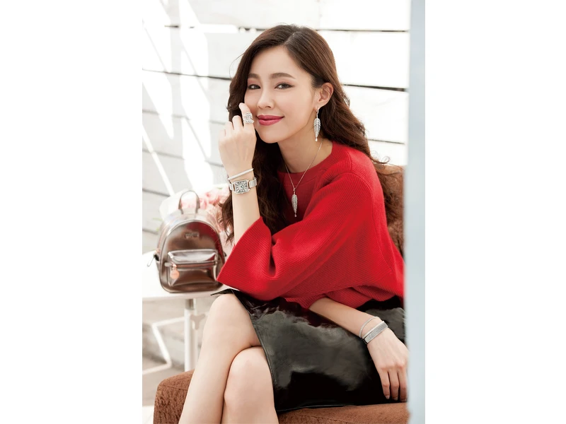 Fashionably Silver落羽松系列造型耳環，NT9,590、Fashionably Silver落羽松系列造型戒指，NT4,790、Fashionably Silver系列銀色晶鑽細手環，NT7,190、Retro Square系列銀色腕錶，NT6,790、Fashionably Silver落羽松系列造型項鍊，NT5,790、Fashionably Silver系列銀色晶鑽手環，NT11,890、Fashionably Silver系列銀色晶鑽手鍊，NT7,190、Metallic Love系列迷你肩背包，NT9,390。