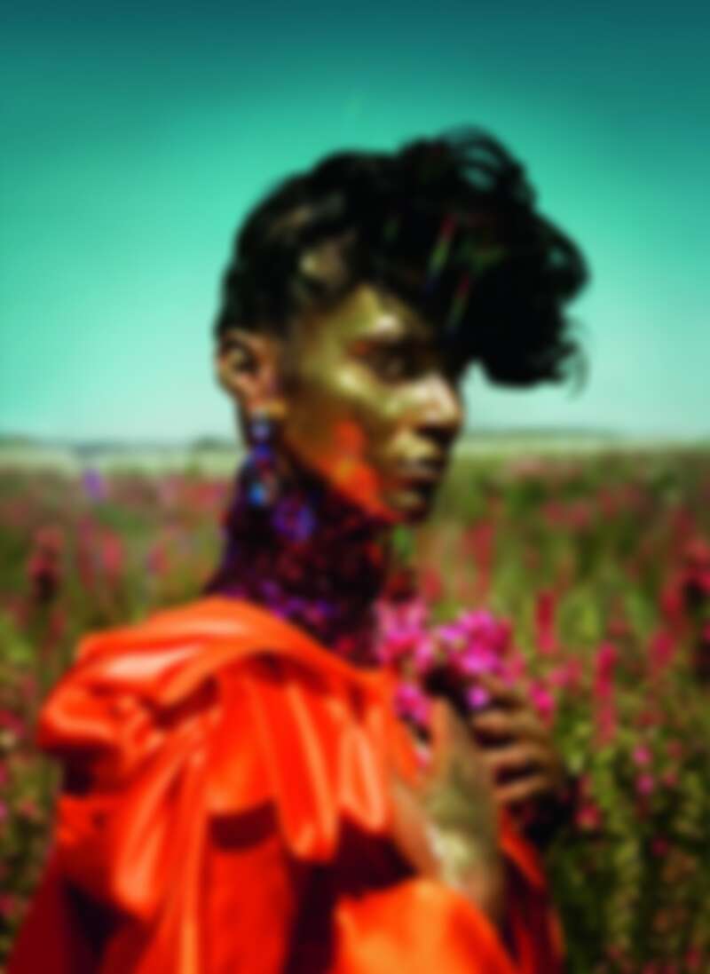 蒂姆．沃克「雲朵9」系列作品；拉迪卡．奈爾；時裝：Halpern、Dolce & Gabbana；伍斯特郡珀肖爾鎮2018。 圖片來源：Tim Walker Studio