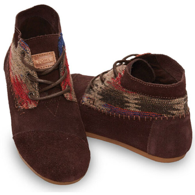  讓你在冬天潮的暖呼呼！ TOMS巧克力羊毛麂皮靴溫暖登場！