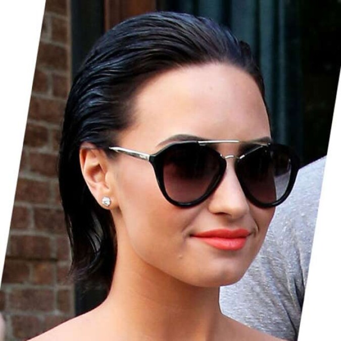 請直接拷貝！Demi Lovato經典後梳LOB頭+美橘唇今夏最最潮