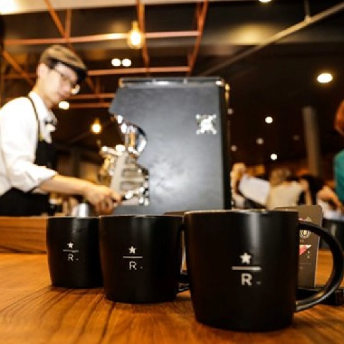 全台灣唯一一家精品咖啡店開幕囉，位在東區星巴克「龍門門市」