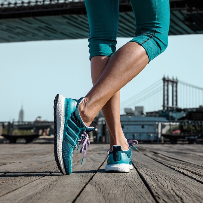 超清新的舒適跑鞋adidas Ultra Boost，全新清綠搶眼開跑！