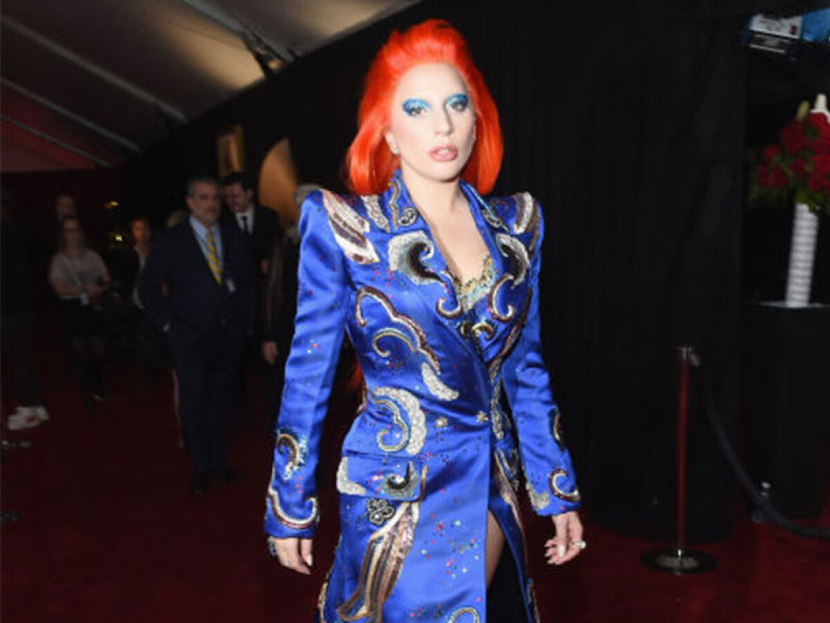 第58屆葛萊美紅毯直擊！Lady Gaga壓軸亮相造型向David Bowie致敬
