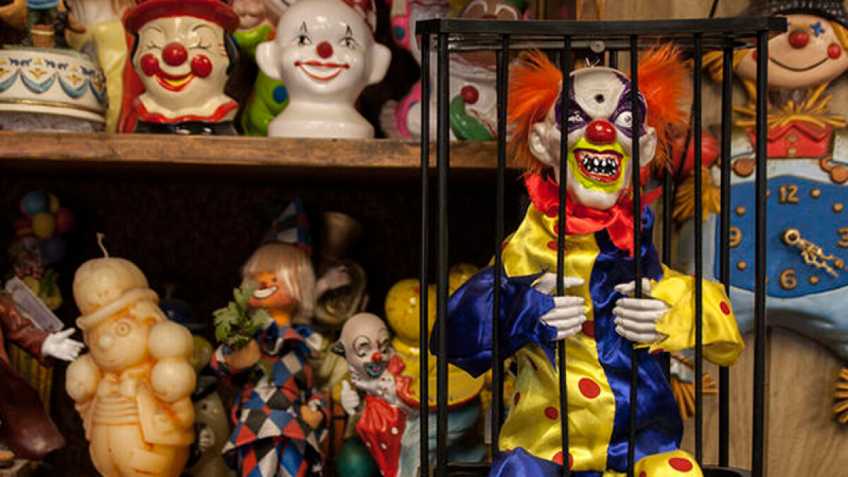 陳舊小丑玩偶、公墓近在咫尺⋯你有膽在恐怖小丑旅館住一晚嗎？