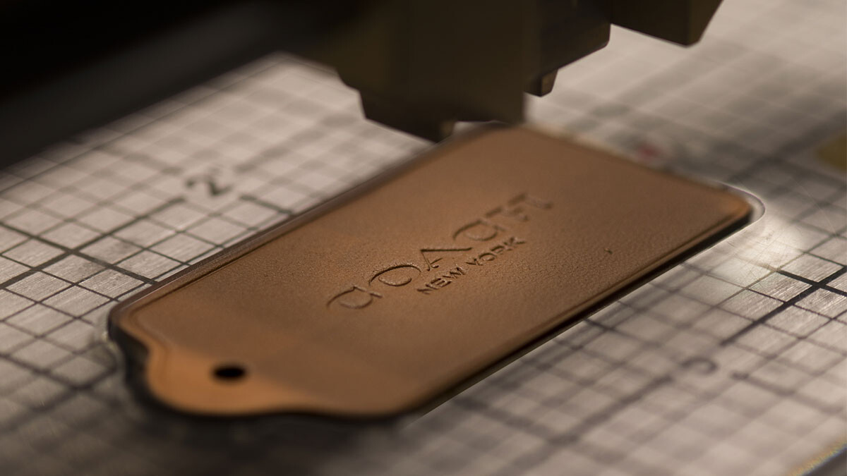 「手袋的一切始於皮革」COACH推出個人客製化皮革服務