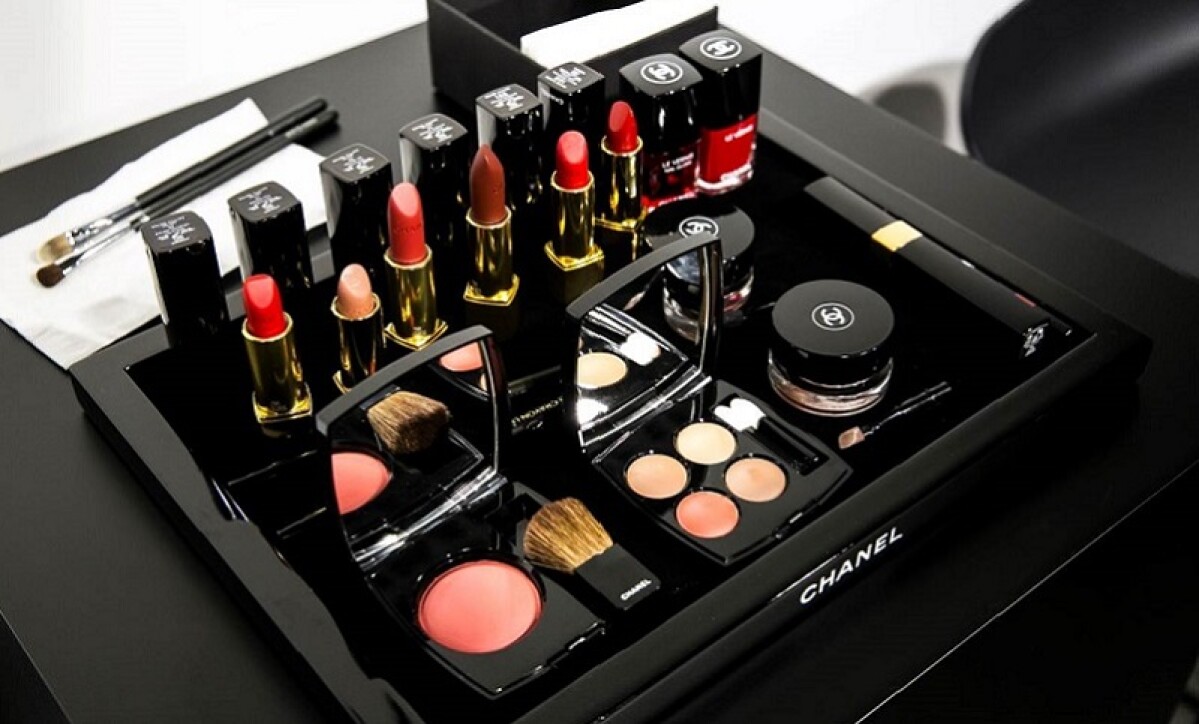 今年秋天，就以Chanel香奈兒的紅色彩妝主動出擊！