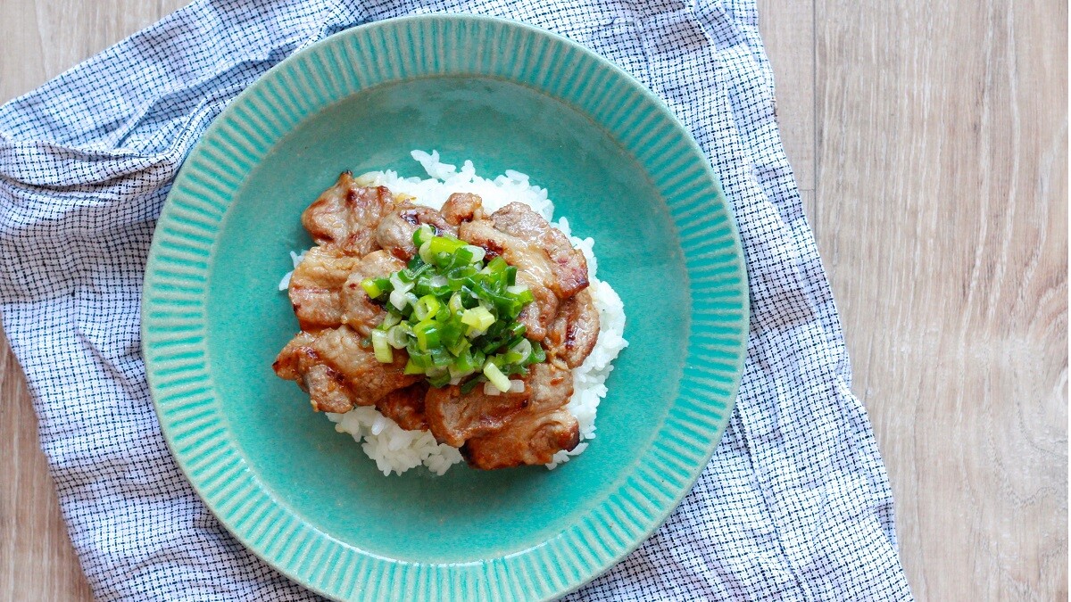 【獨家食譜】20分鐘就上菜！咻咻咻就能端上桌的日式蔥燒蓋飯